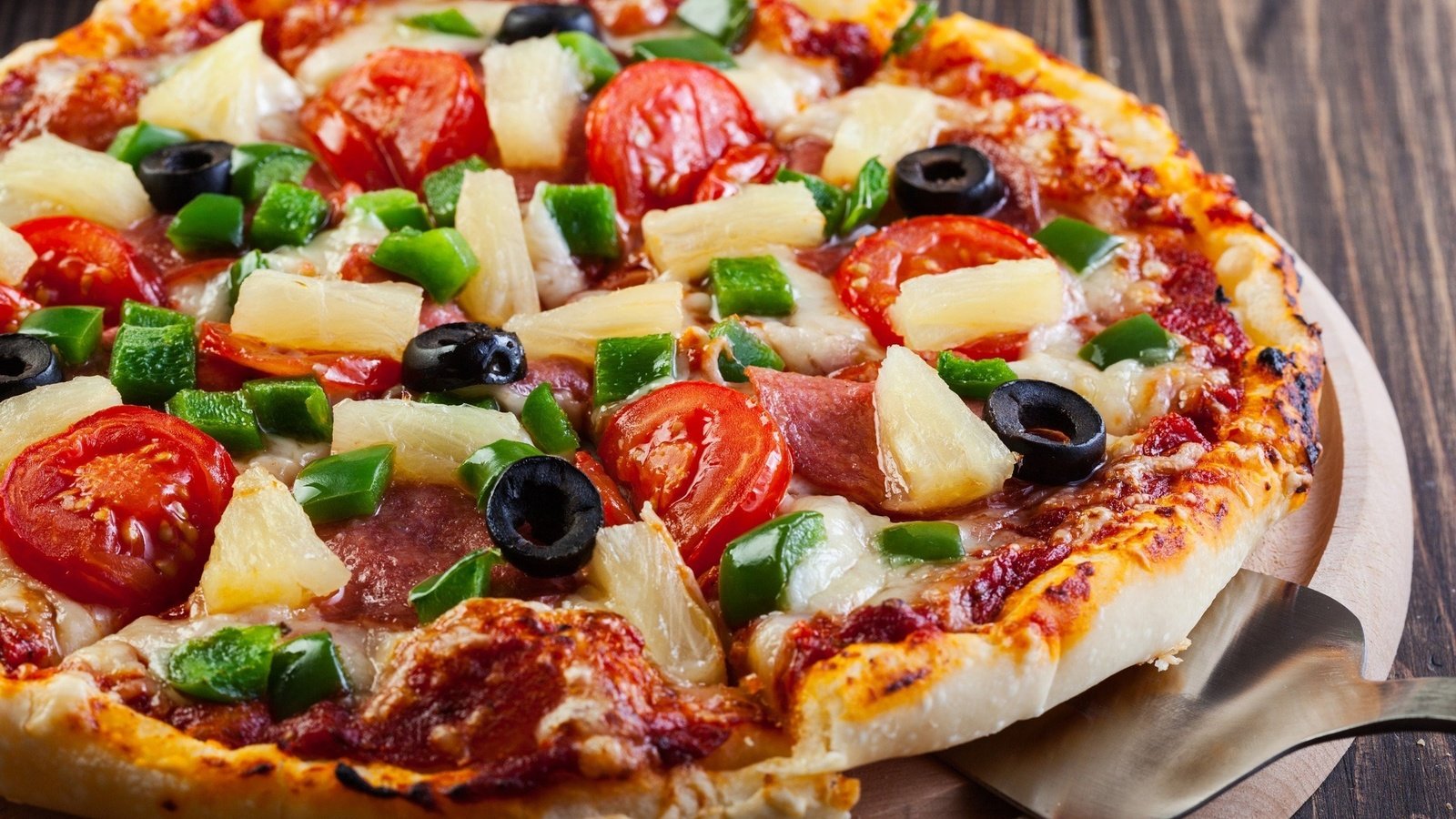 Обои сыр, помидоры, пицца, маслины, ананасы, cheese, tomatoes, pizza, olives, pineapples разрешение 2560x1600 Загрузить