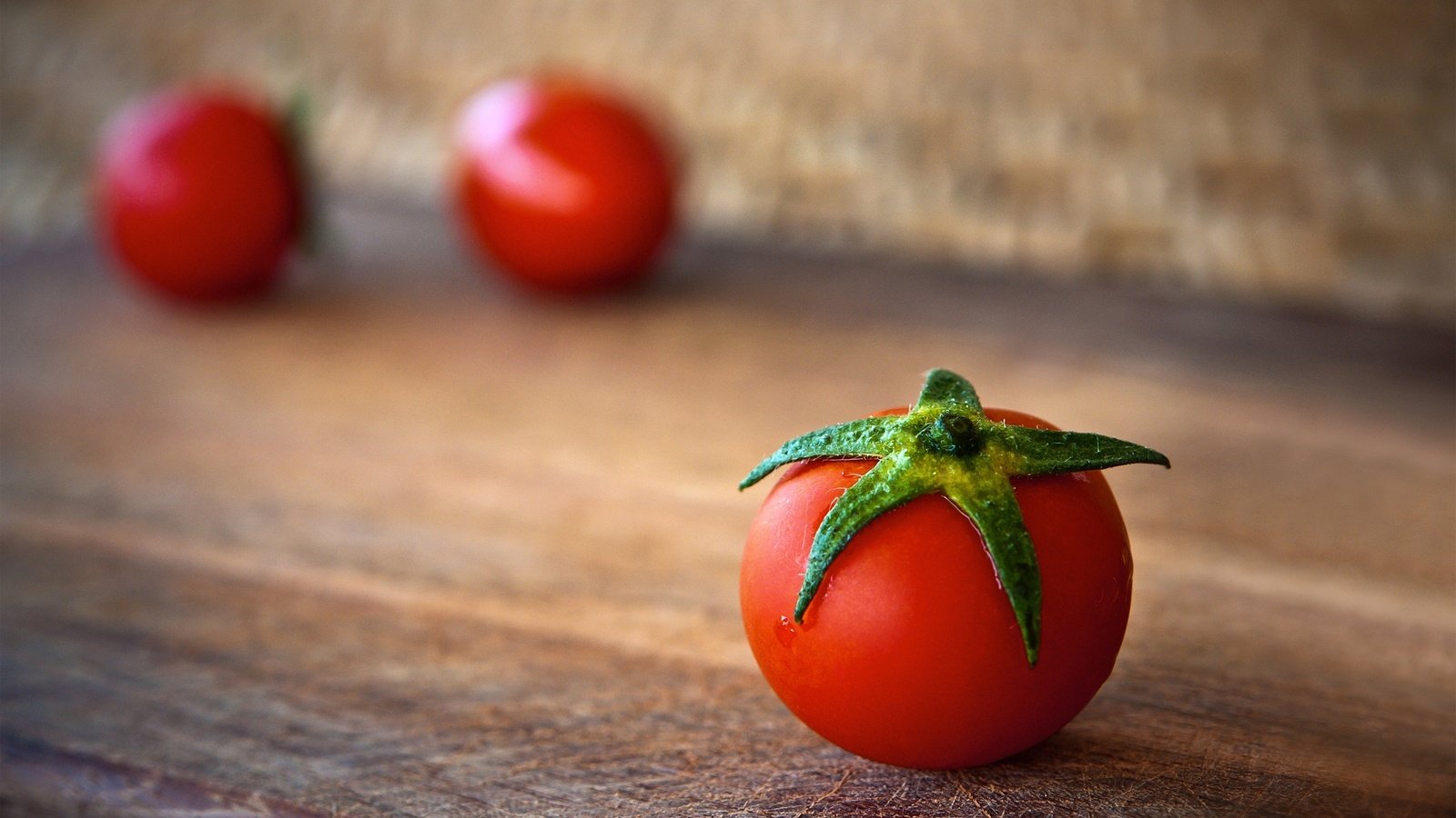 Обои овощи, помидоры, томаты, деревянная поверхность, vegetables, tomatoes, wooden surface разрешение 3000x1930 Загрузить