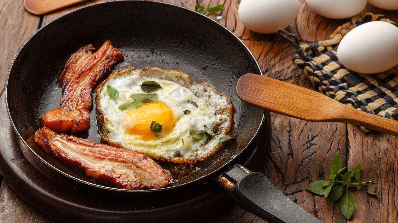 Обои завтрак, яйца, яичница, сковорода, лопатка, бекон, сковород, breakfast, eggs, scrambled eggs, pan, blade, bacon разрешение 1920x1200 Загрузить
