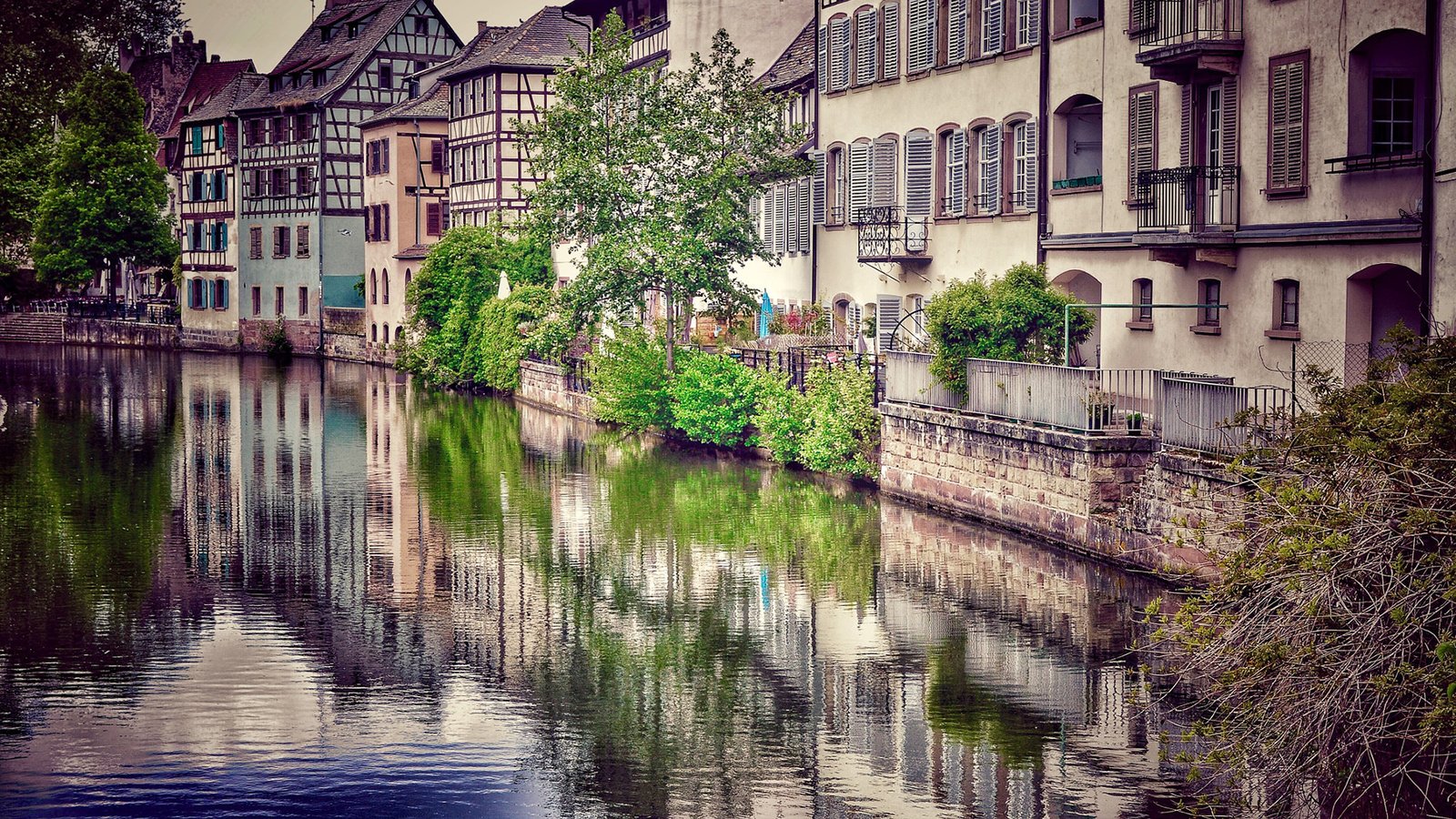 Обои река, город, европа, франция, страсбург, river, the city, europe, france, strasbourg разрешение 1920x1200 Загрузить