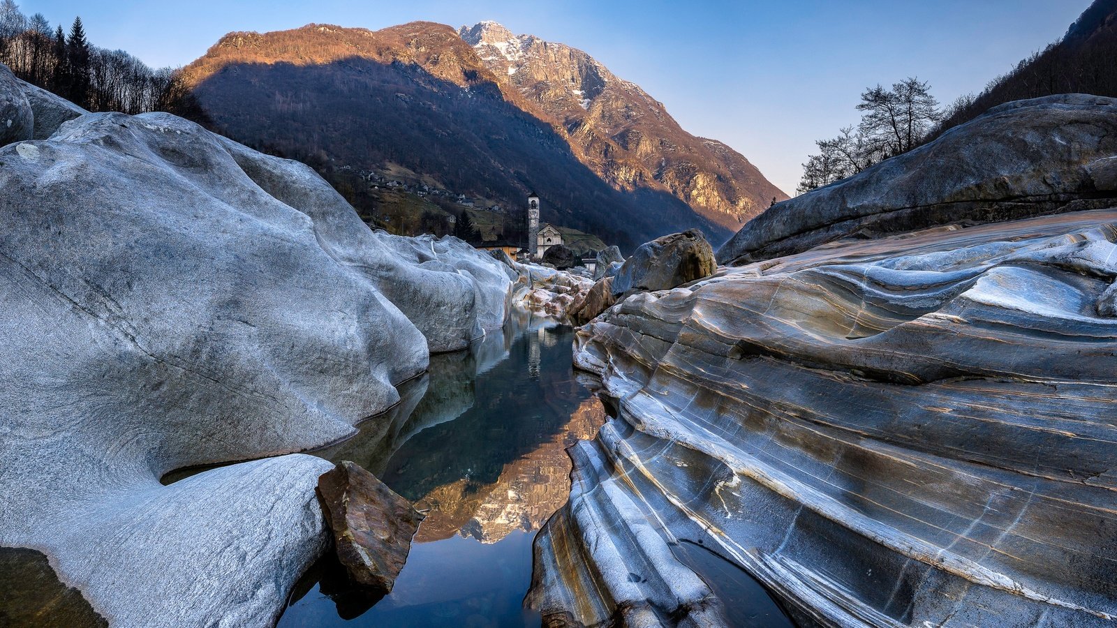 Обои озеро, тичино, горы, лавертеццо, скалы, verzasca river, швейцария, скалы-, башня, церковь, долина верзаска, verzasca valley, река верзаска, the verzasca river, lake, ticino, mountains, lavertezzo, rocks, switzerland, tower, church, valley verzasca разрешение 2048x1173 Загрузить