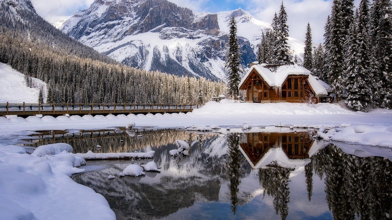 Обои озеро, горы, природа, лес, зима, отражение, мост, домик, lake, mountains, nature, forest, winter, reflection, bridge, house разрешение 1920x1200 Загрузить