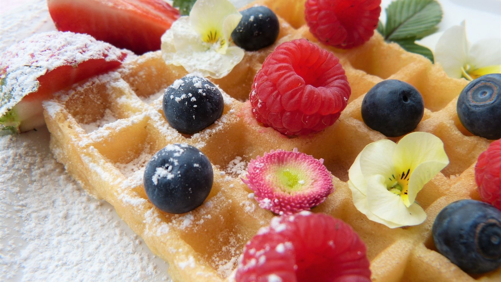 Обои малина, фрукты, ягоды, черника, сахарная пудра, вафли, raspberry, fruit, berries, blueberries, powdered sugar, waffles разрешение 4000x3000 Загрузить