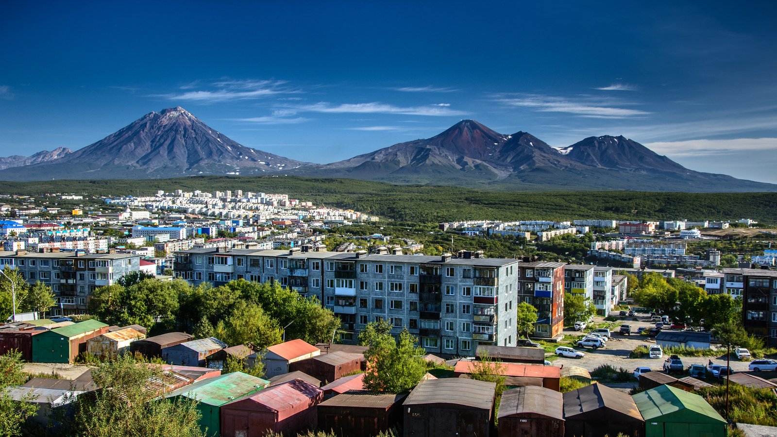 Обои город, камчатка, россия, вулкан, авачинская сопка, петропавловск-камчатский, the city, kamchatka, russia, the volcano разрешение 2048x1152 Загрузить