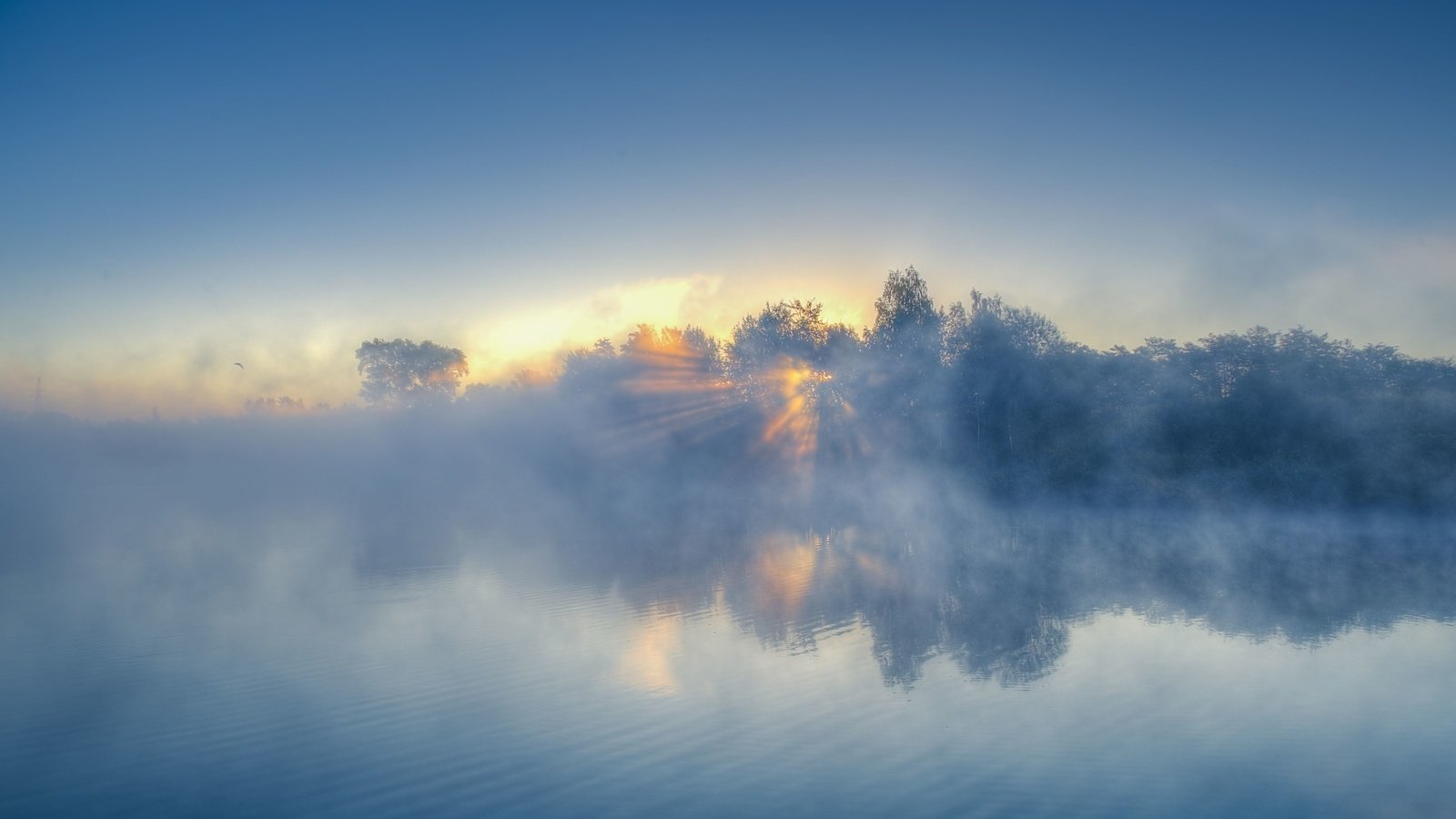 Обои небо, облака, деревья, вода, закат, пейзаж, туман, the sky, clouds, trees, water, sunset, landscape, fog разрешение 1920x1200 Загрузить