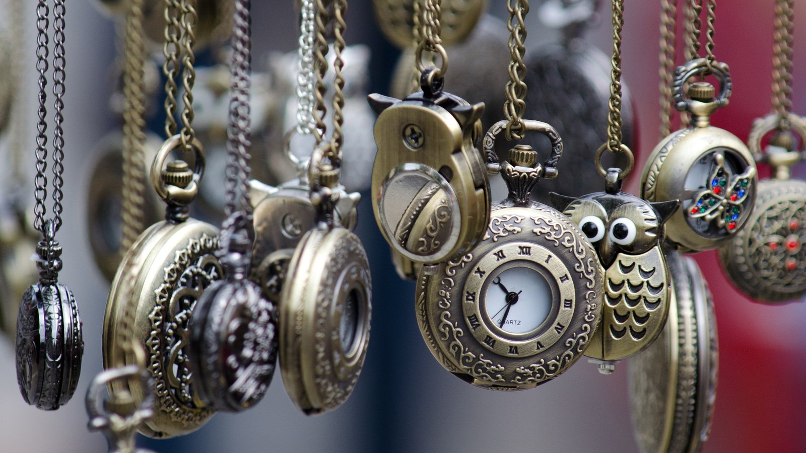 Обои украшения, часы, время, кулоны, цепочки, decoration, watch, time, pendants, chain разрешение 2880x1800 Загрузить