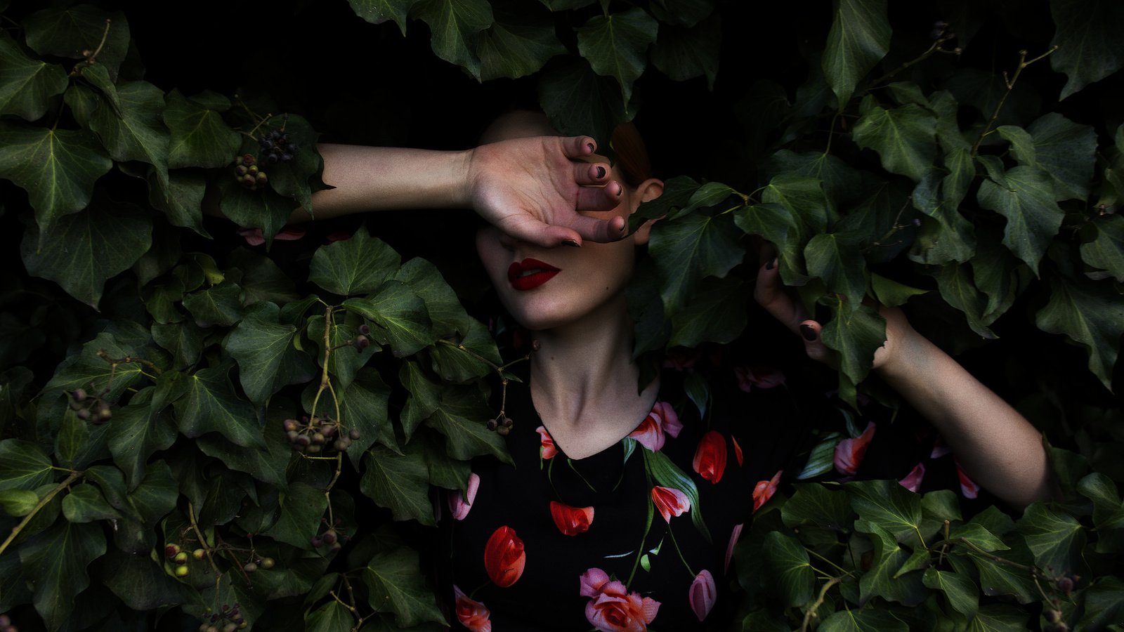 Обои листья, девушка, платье, листва, лицо, руки, mara saiz, leaves, girl, dress, foliage, face, hands разрешение 2048x1365 Загрузить