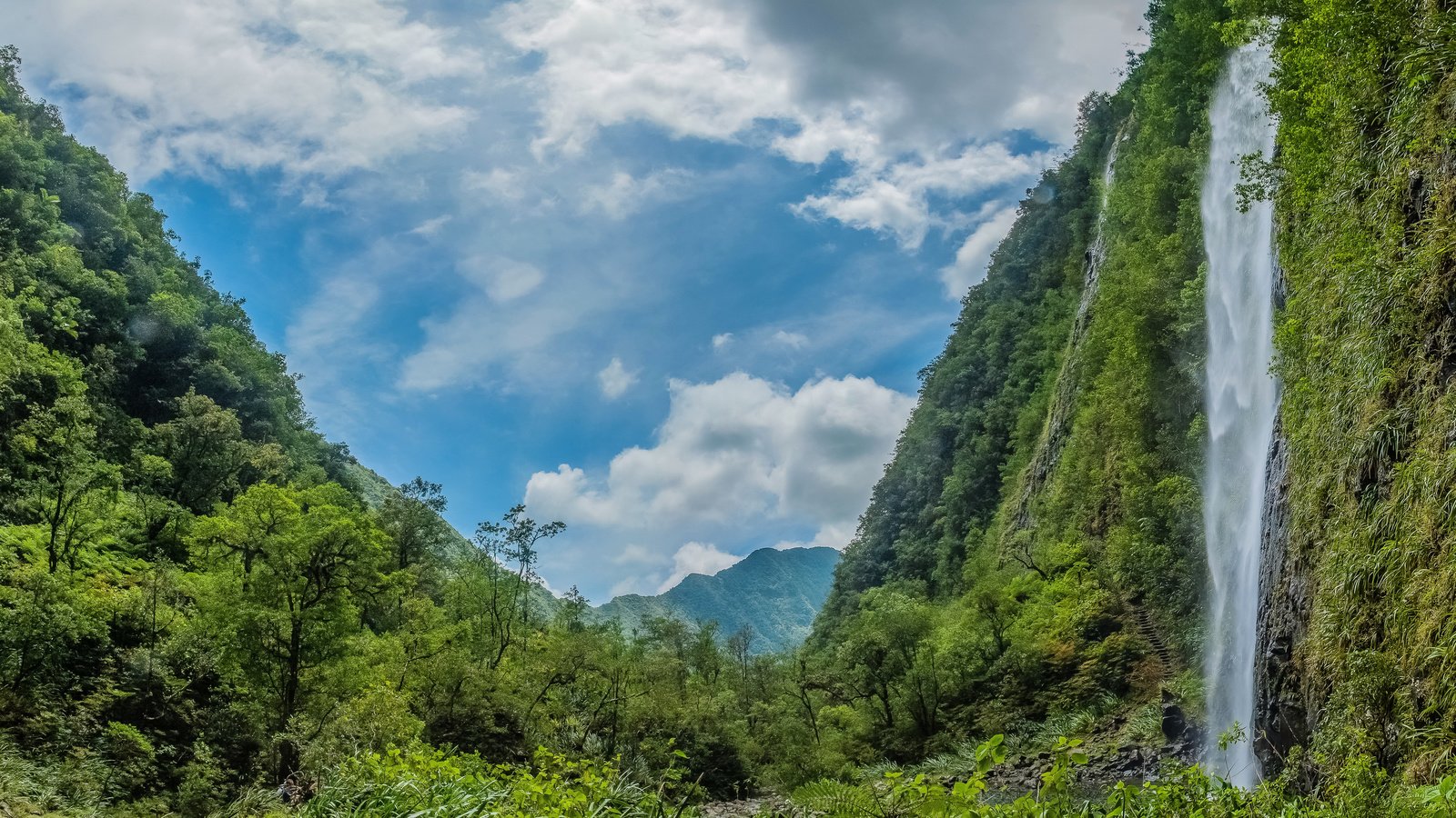 Обои небо, облака, деревья, гора, водопад, облака. растения, the sky, clouds, trees, mountain, waterfall, clouds. plants разрешение 4005x2375 Загрузить