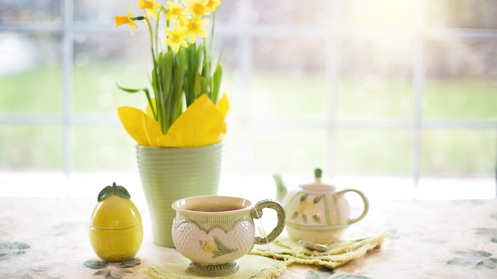 Обои цветы, напиток, кружка, чай, чайник, нарциссы, flowers, drink, mug, tea, kettle, daffodils разрешение 3840x2400 Загрузить