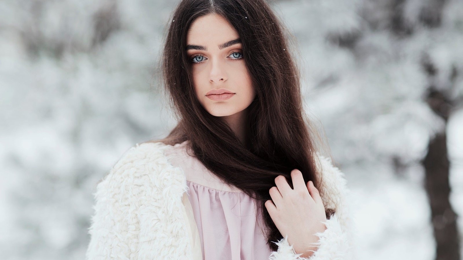 Обои зима, девушка, брюнетка, взгляд, волосы, лицо, шуба, winter, girl, brunette, look, hair, face, coat разрешение 2000x1333 Загрузить