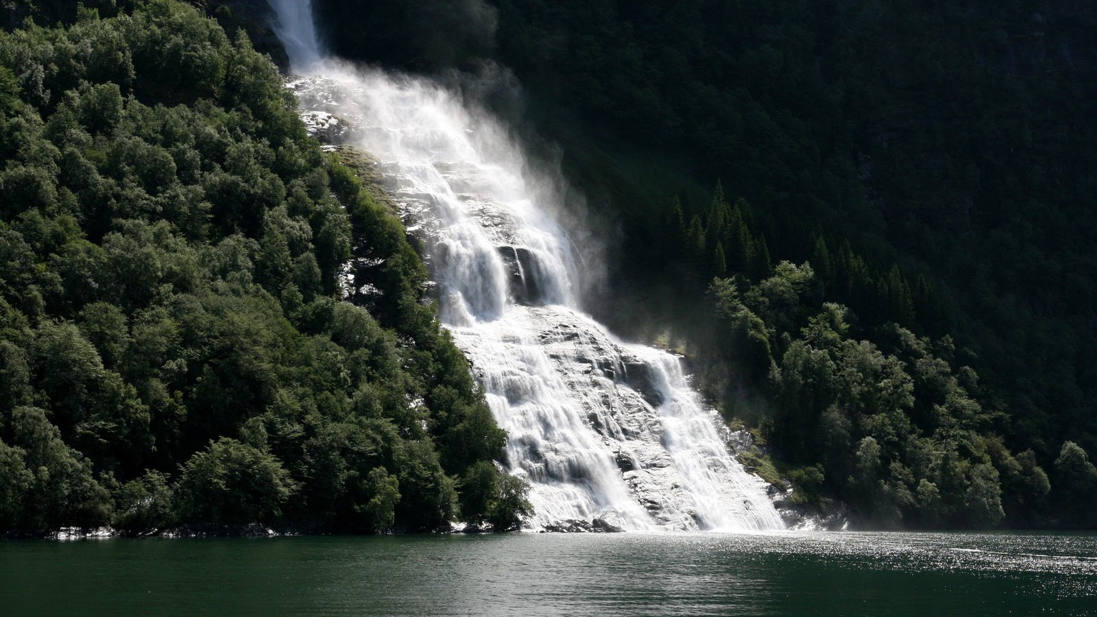 Обои природа, лес, водопад, норвегии, geiranger fjord, nature, forest, waterfall, norway разрешение 2595x1730 Загрузить