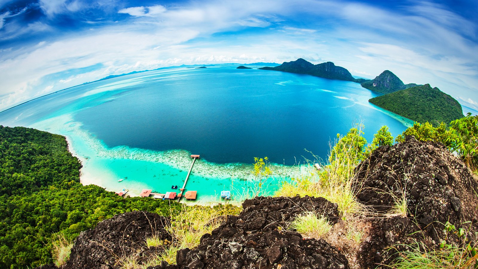 Обои небо, бунгало, скалы, тропики, море, малайзия, пляж, bohey dulang island, горизонт, панорама, вид сверху, побережье, the sky, bungalow, rocks, tropics, sea, malaysia, beach, horizon, panorama, the view from the top, coast разрешение 3678x2452 Загрузить