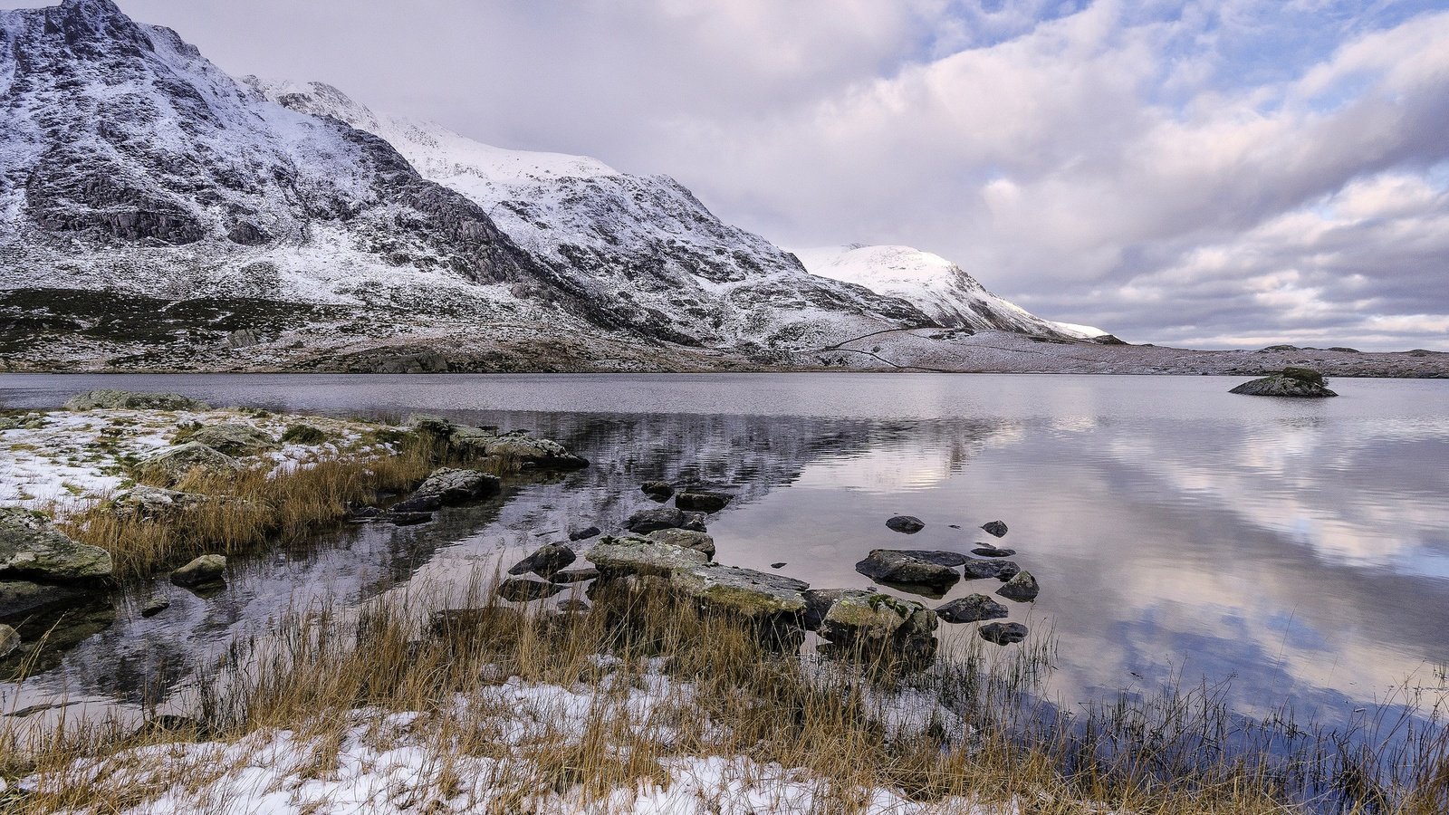 Обои облака, озеро, горы, снег, пейзаж, уэльс, ллин айдвал, clouds, lake, mountains, snow, landscape, wales, llyn idwal разрешение 2048x1283 Загрузить