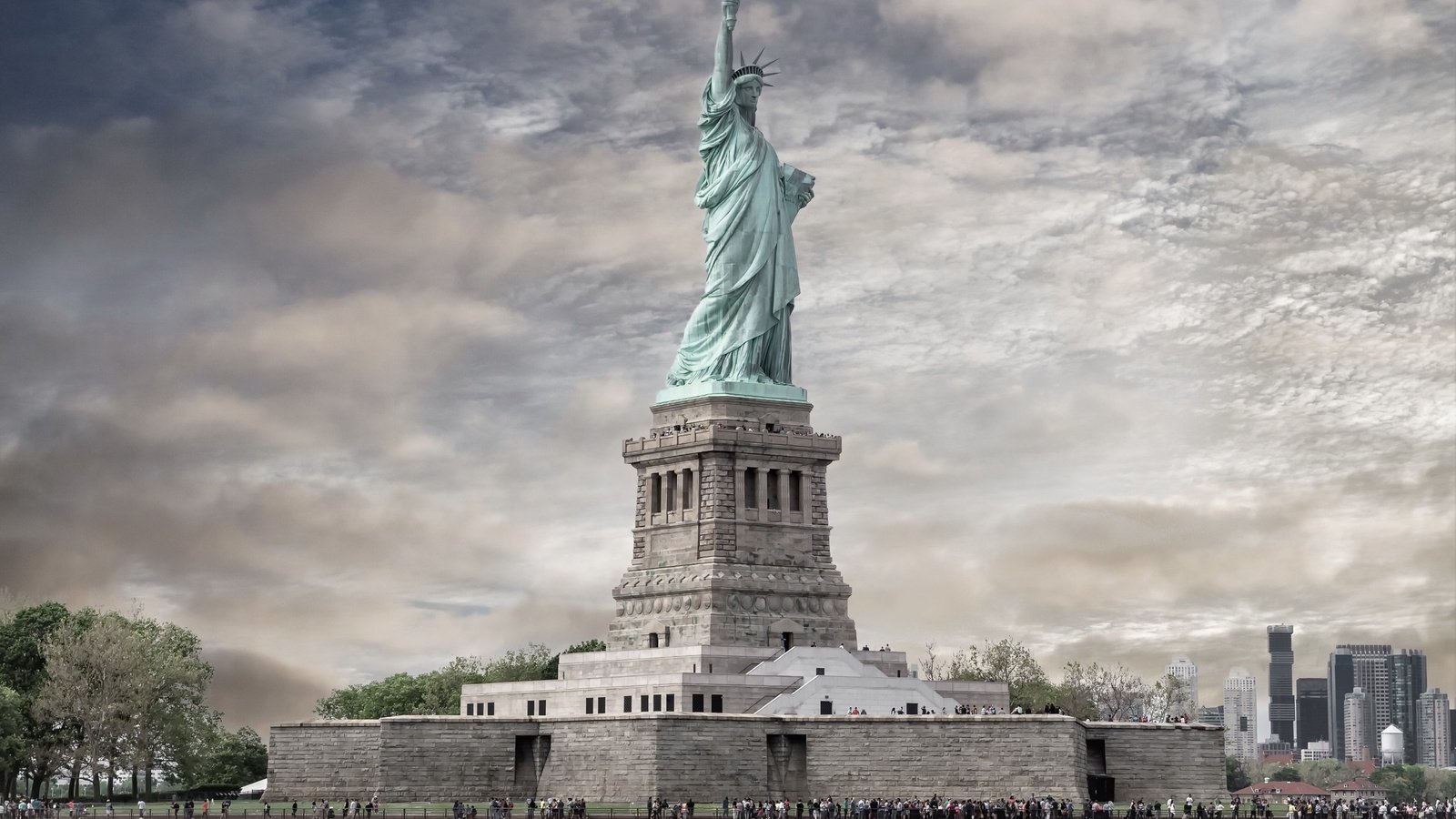 Обои символ, сша, нью-йорк, памятник, статуя свободы, symbol, usa, new york, monument, the statue of liberty разрешение 2560x1694 Загрузить