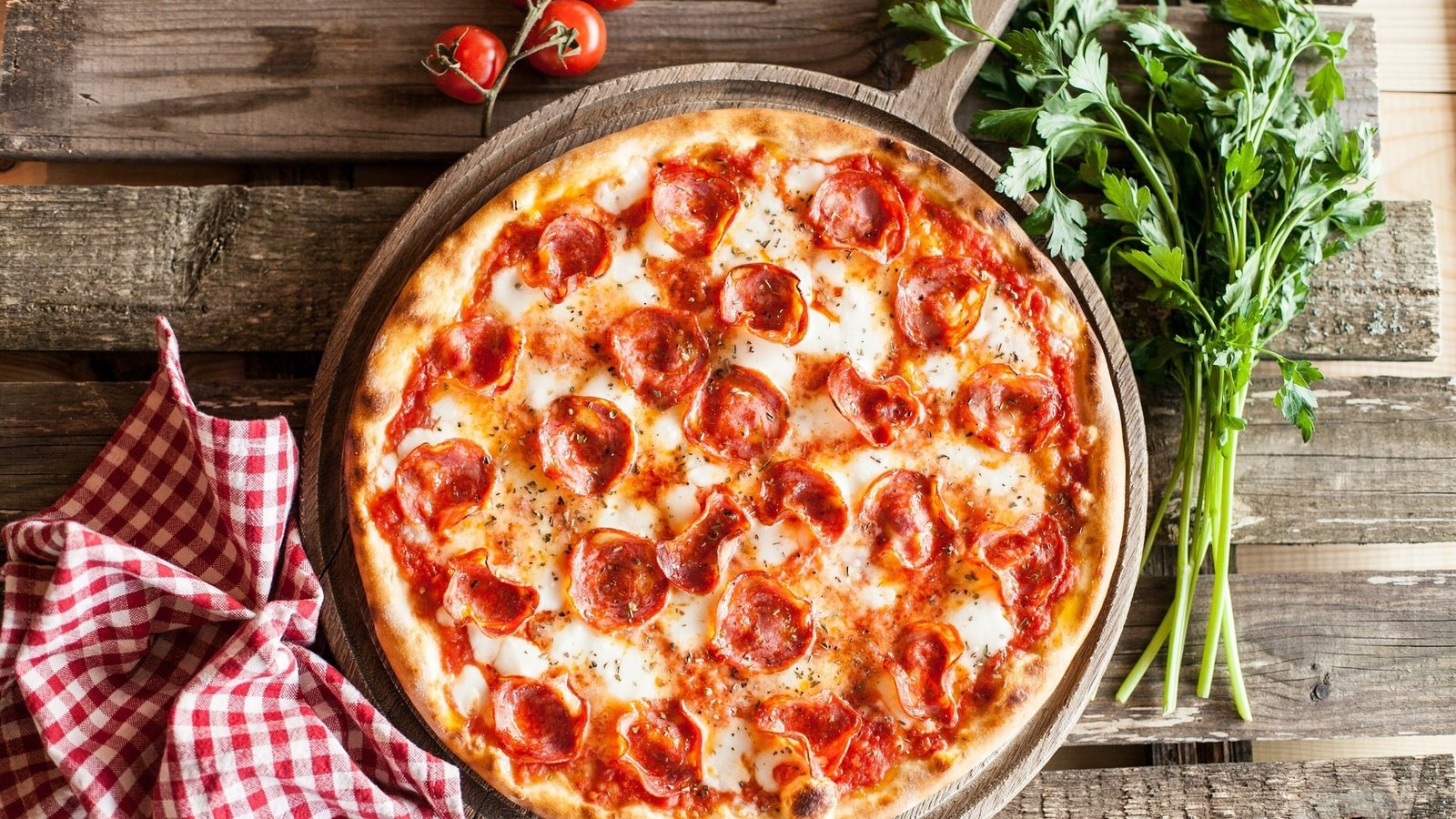 Обои сыр, колбаса, помидоры, пицца, начинка, петрушка, специи, черри, cheese, sausage, tomatoes, pizza, filling, parsley, spices, cherry разрешение 2048x1333 Загрузить