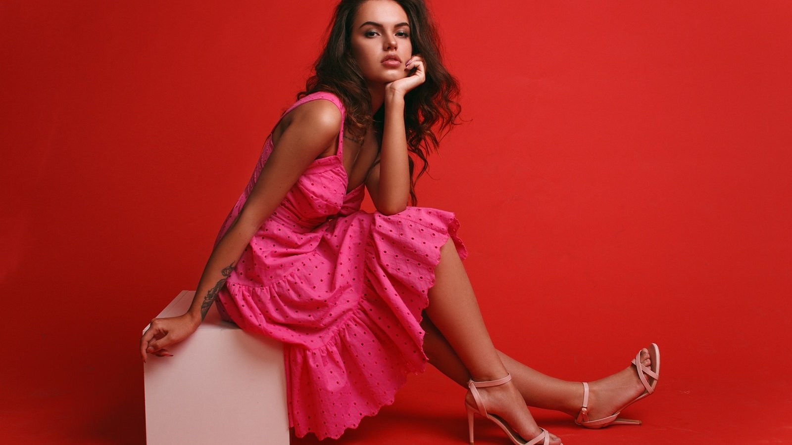 Обои девушка, сидит, тату, красный фон, кубик, розовое платье, высокие каблуки, girl, sitting, tattoo, red background, cube, pink dress, high heels разрешение 2048x1366 Загрузить