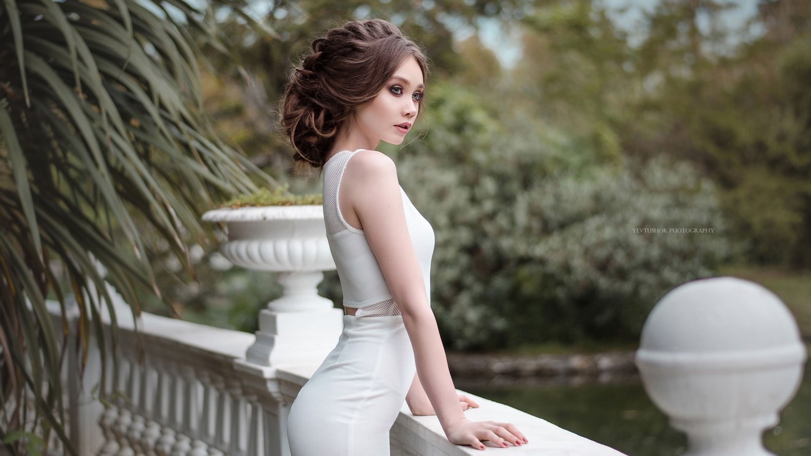 Обои девушка, взгляд, волосы, лицо, прическа, белое платье, girl, look, hair, face, hairstyle, white dress разрешение 2560x1695 Загрузить