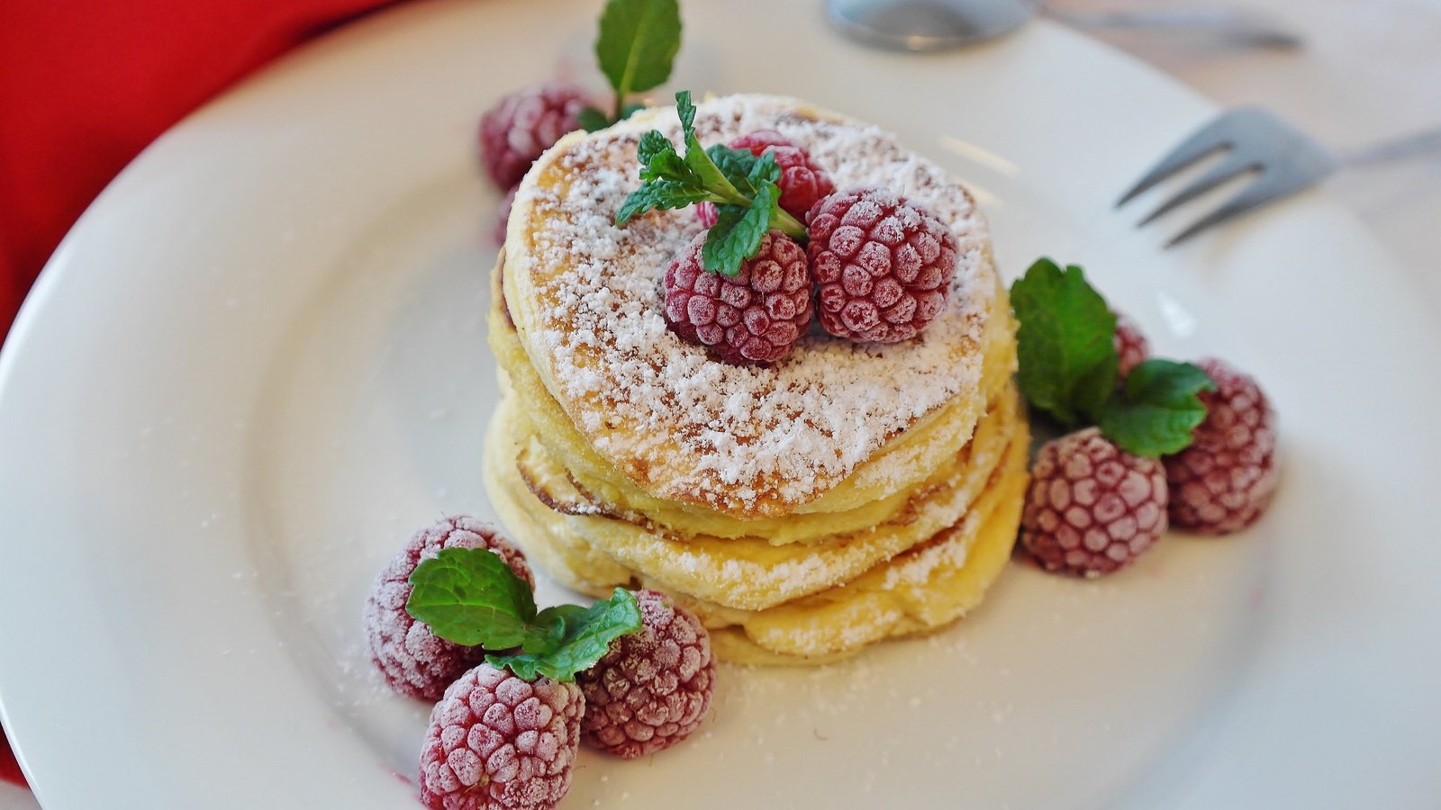 Обои малина, завтрак, сахарная пудра, оладьи, raspberry, breakfast, powdered sugar, pancakes разрешение 5472x3080 Загрузить