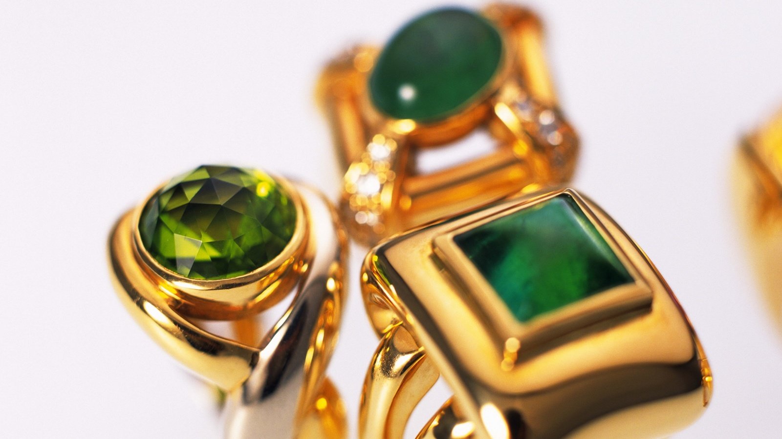 Обои кольца, золото, украшение, изумруд, ювелирные изделия, ring, gold, decoration, emerald, jewelry разрешение 1920x1080 Загрузить