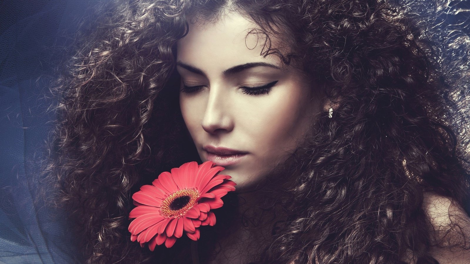 Обои девушка, цветок, волосы, розовый, лицо, кудрявая, girl, flower, hair, pink, face, curly разрешение 2560x1600 Загрузить