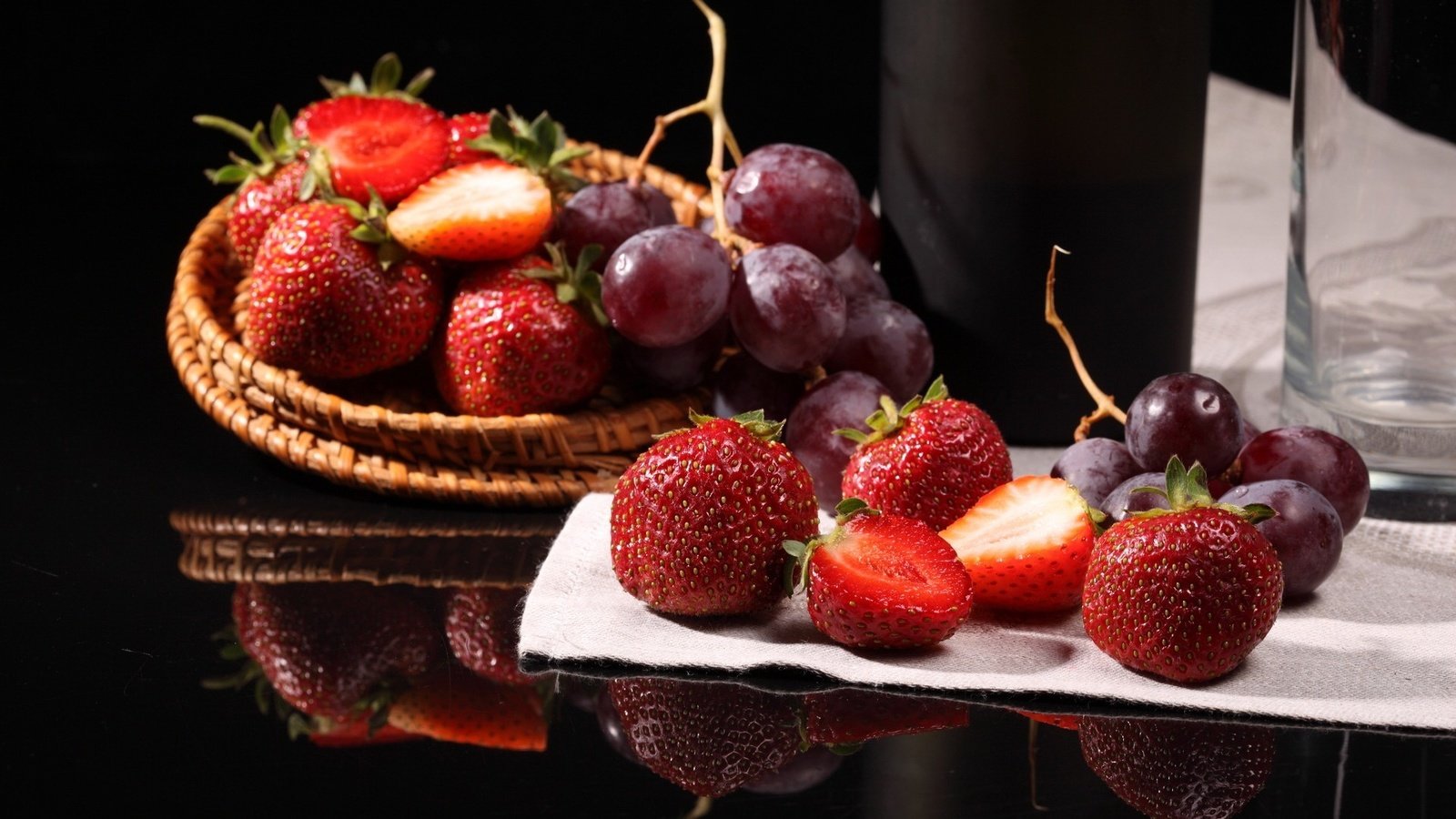 Обои отражение, виноград, клубника, ягоды, reflection, grapes, strawberry, berries разрешение 1920x1200 Загрузить