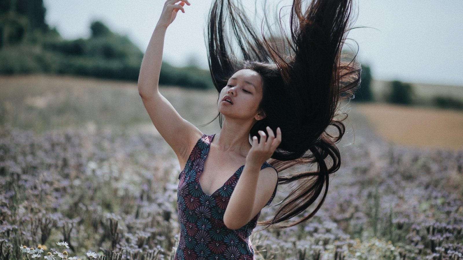 Обои цветы, настроение, поза, луг, волосы, руки, боке, mia tia, flowers, mood, pose, meadow, hair, hands, bokeh разрешение 4000x2667 Загрузить