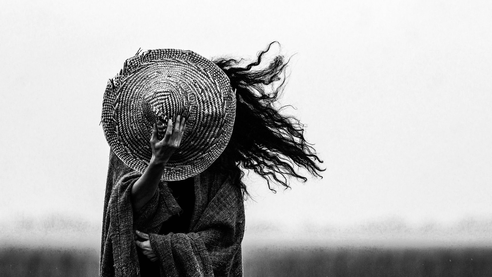 Обои девушка, волосы, ветер, шляпа, girl, hair, the wind, hat разрешение 2500x1664 Загрузить