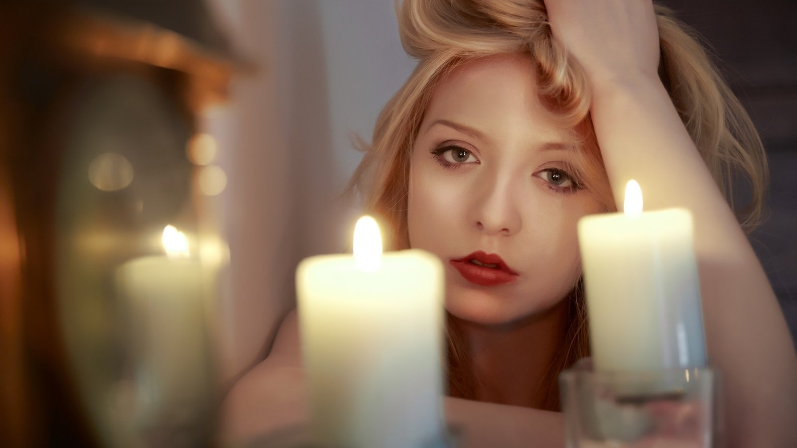 Обои свечи, девушка, блондинка, взгляд, губы, лицо, candles, girl, blonde, look, lips, face разрешение 2048x1365 Загрузить