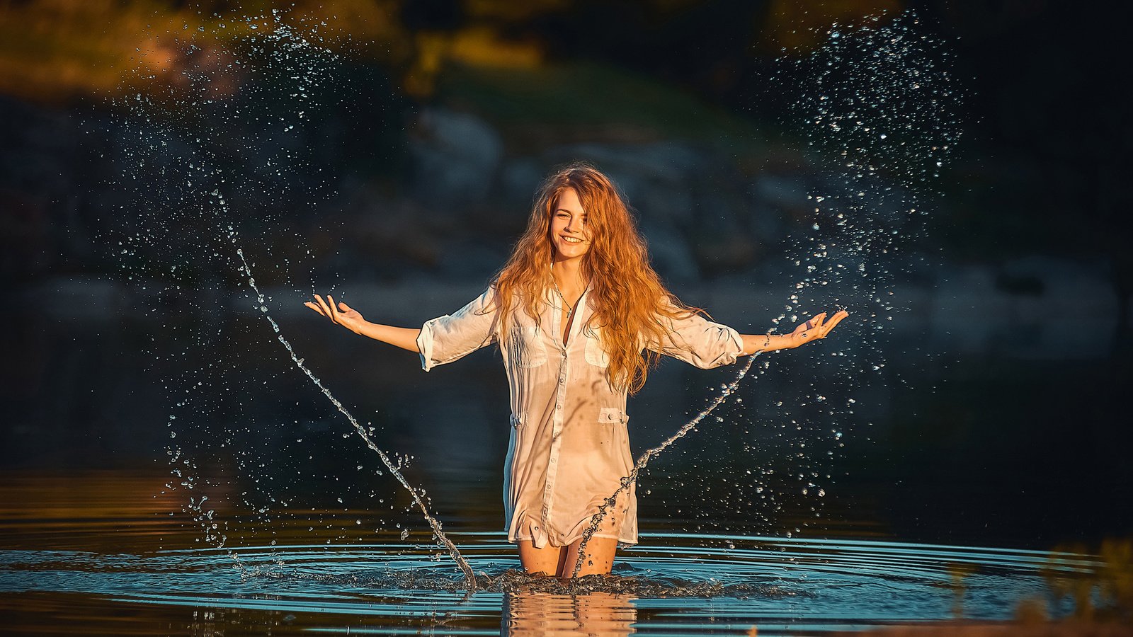 Обои вода, девушка, фон, улыбка, взгляд, брызги, рыжеволосая, water, girl, background, smile, look, squirt, redhead разрешение 1920x1200 Загрузить