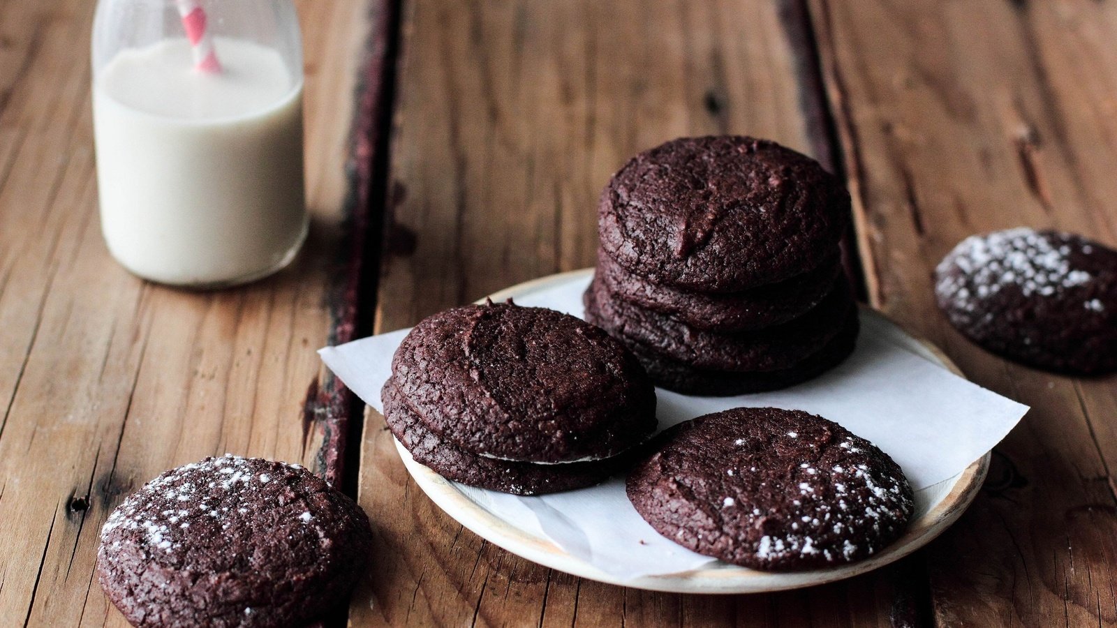 Обои еда, молоко, тарелка, печенье, выпечка, шоколадное печенье, food, milk, plate, cookies, cakes, chocolate chip cookies разрешение 2048x1342 Загрузить