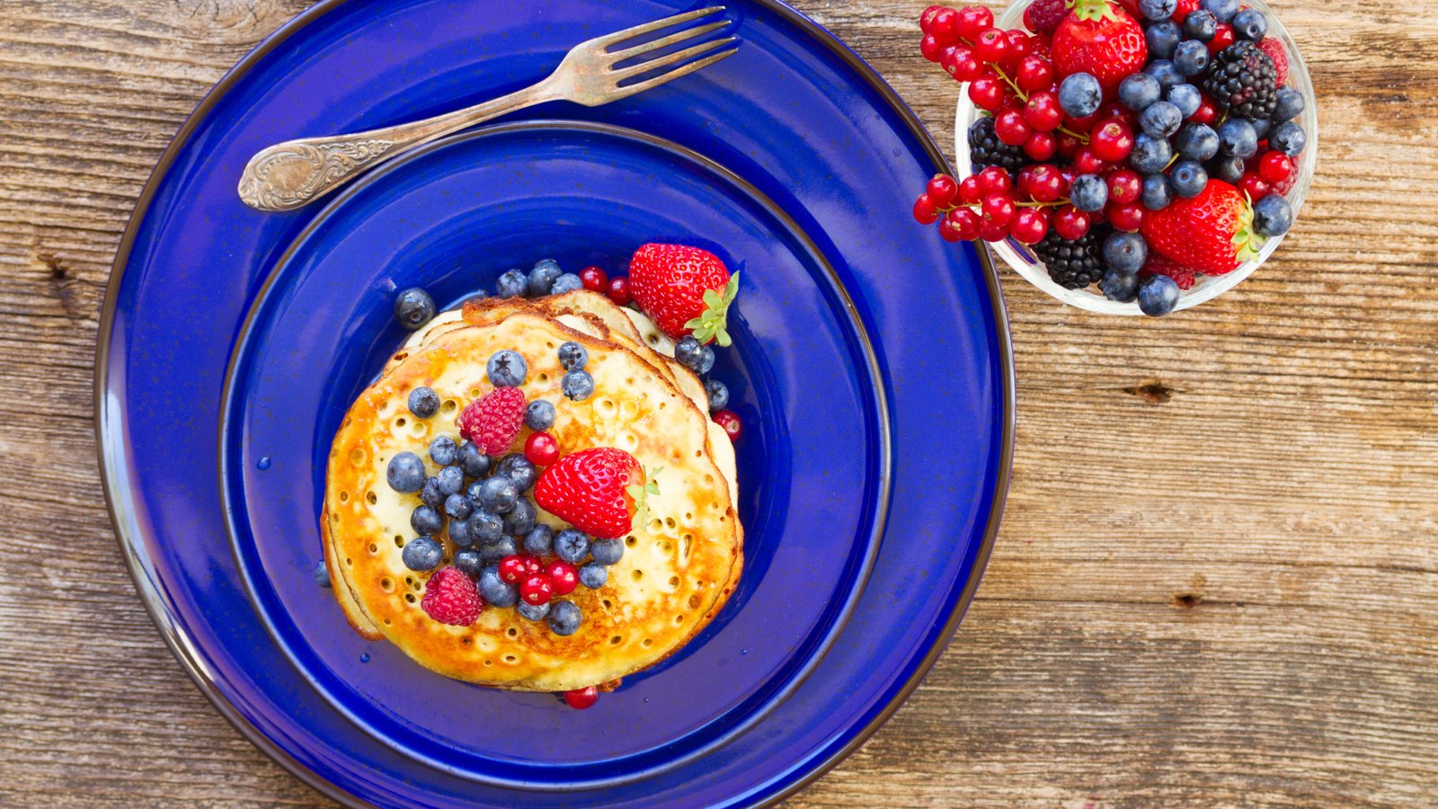 Обои малина, клубника, ягоды, черника, блинчики, блины, смородина, raspberry, strawberry, berries, blueberries, pancakes, currants разрешение 5184x3456 Загрузить