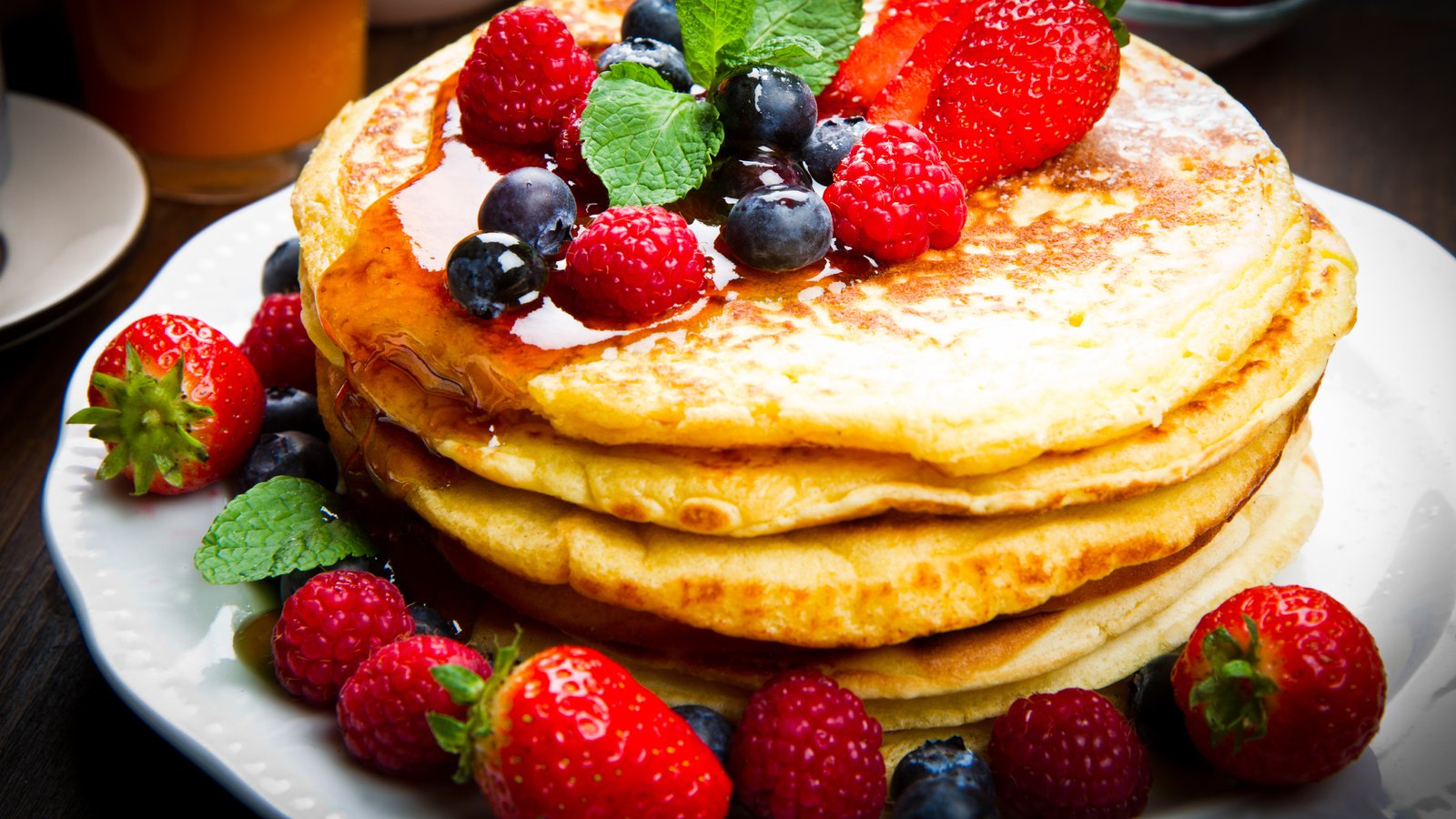Обои малина, клубника, ягоды, черника, завтрак, мед, блинчики, блины, raspberry, strawberry, berries, blueberries, breakfast, honey, pancakes разрешение 5184x3456 Загрузить