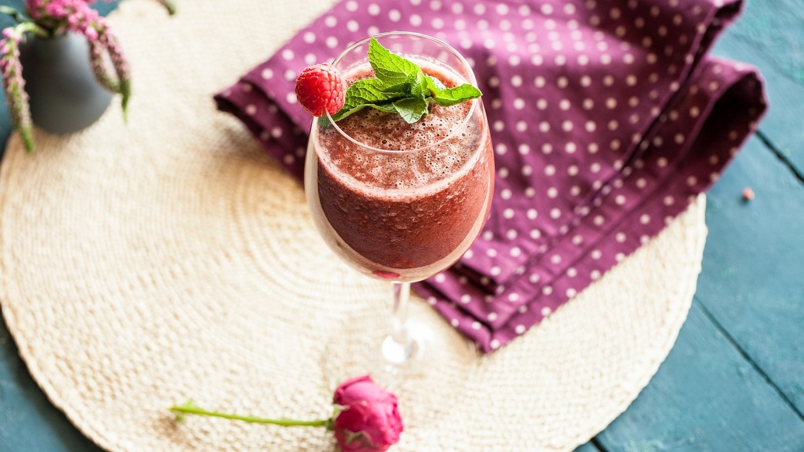 Обои мята, напиток, малина, роза, бокал, сок, mint, drink, raspberry, rose, glass, juice разрешение 2048x1342 Загрузить