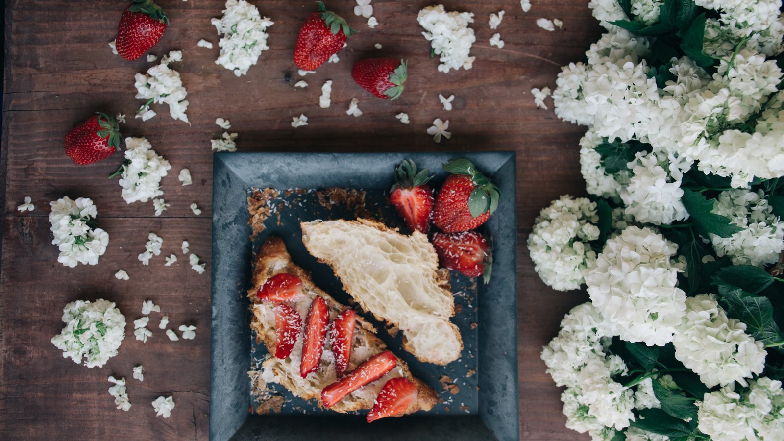 Обои цветы, клубника, ягоды, сладкое, десерт, сэндвич, flowers, strawberry, berries, sweet, dessert, sandwich разрешение 5760x3840 Загрузить