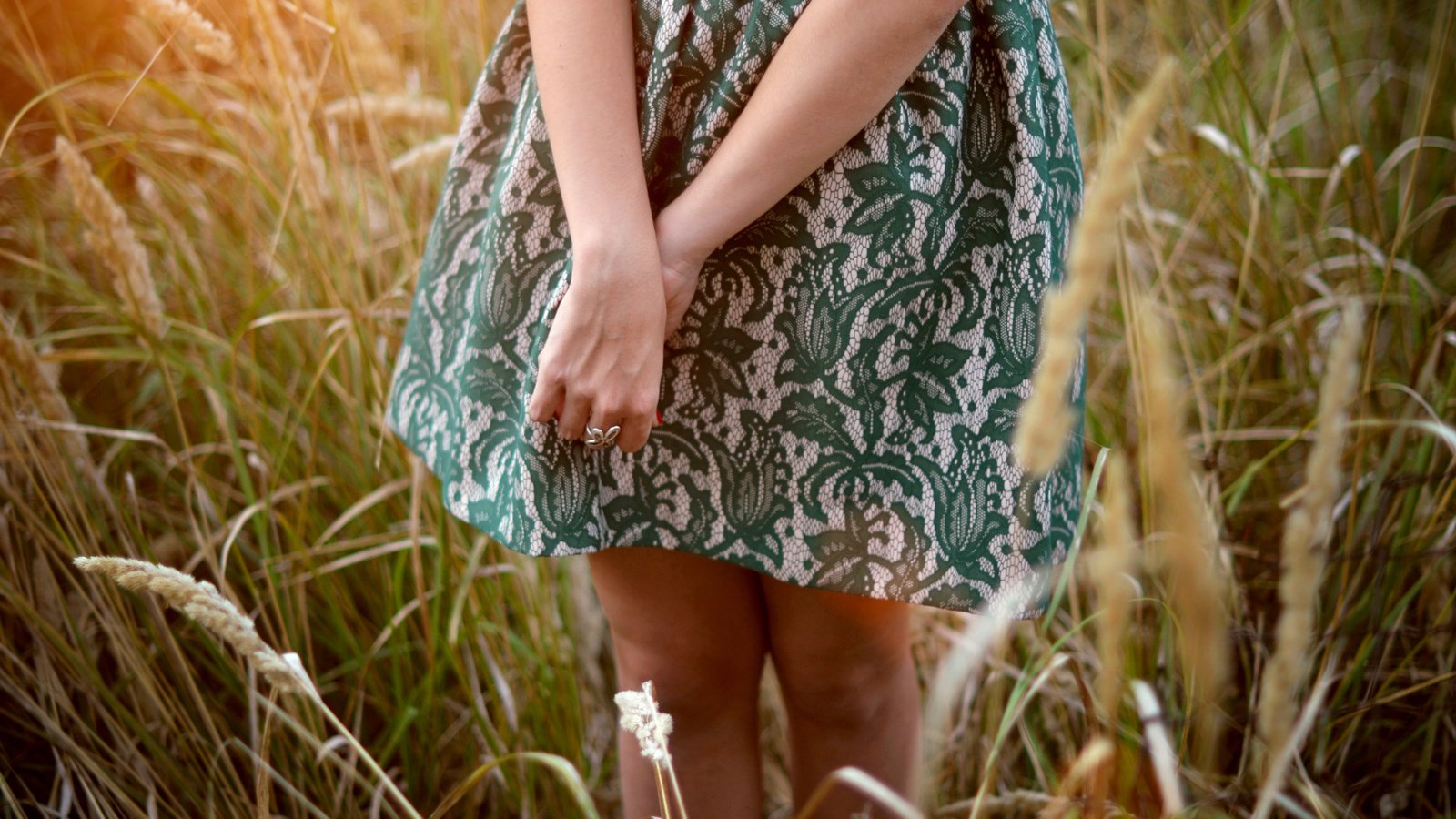 Обои трава, девушка, платье, ноги, колоски, кольцо, руки, grass, girl, dress, feet, spikelets, ring, hands разрешение 4608x3072 Загрузить