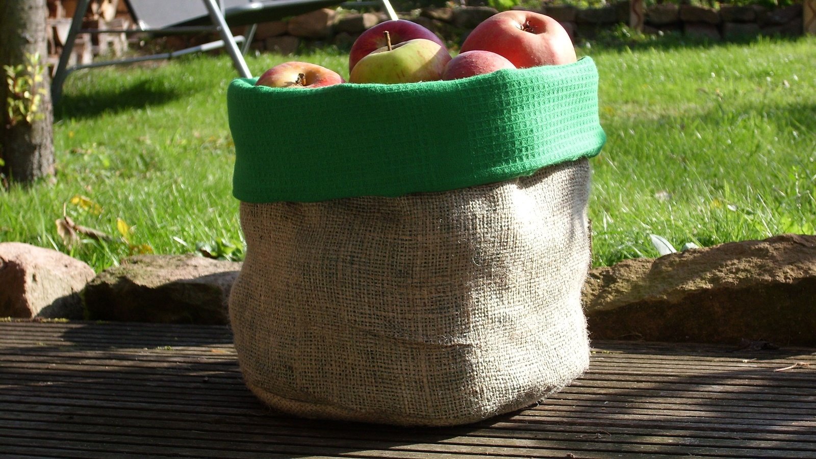 Обои трава, фрукты, яблоки, осень, мешок, витамины, урожай, плоды, grass, fruit, apples, autumn, bag, vitamins, harvest разрешение 3072x1728 Загрузить