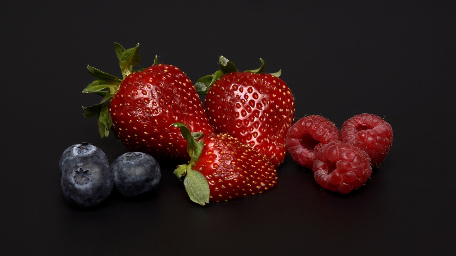 Обои малина, клубника, черный фон, ягоды, черника, raspberry, strawberry, black background, berries, blueberries разрешение 6000x4000 Загрузить