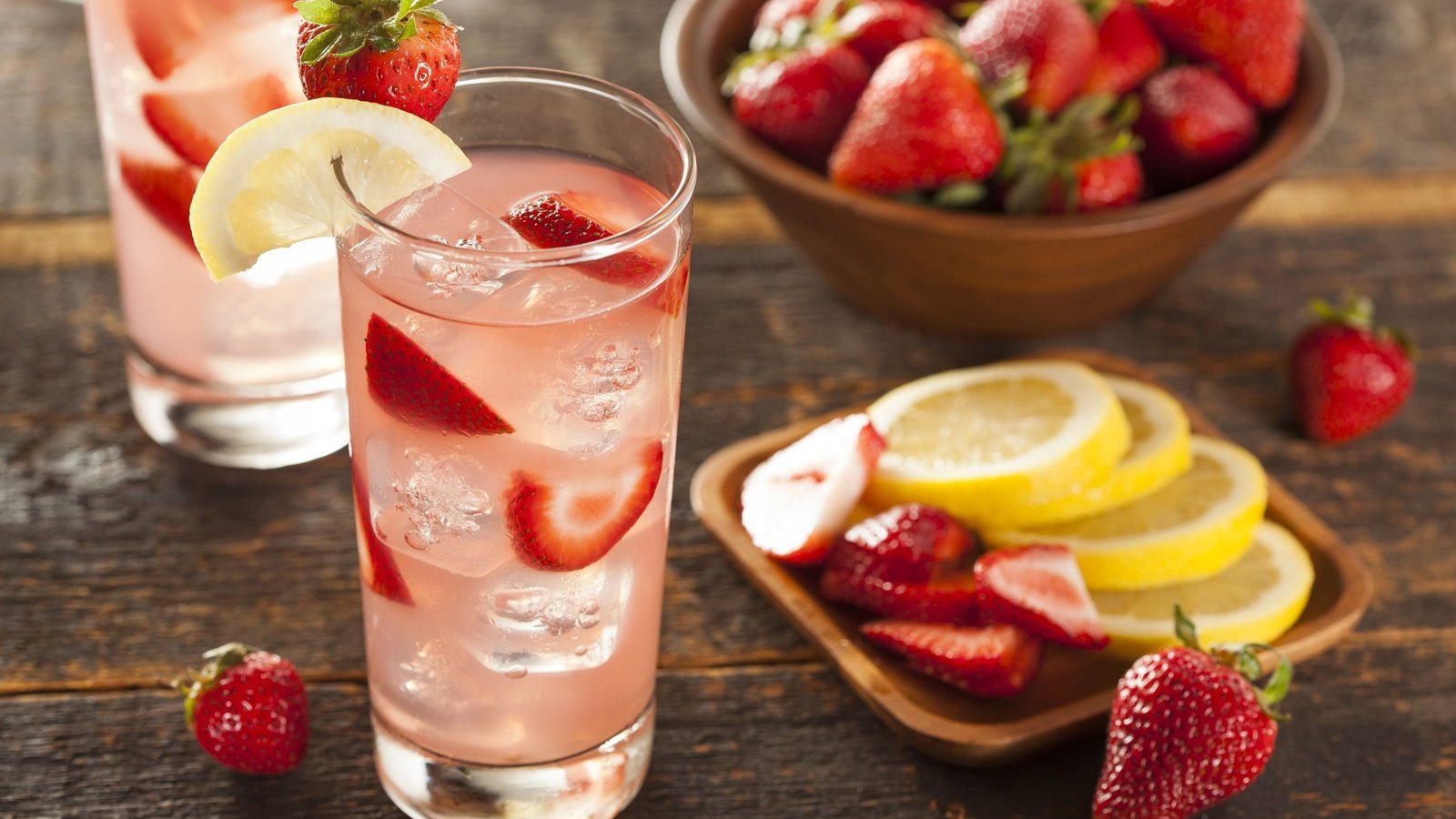 Обои напиток, клубника, лёд, лимон, ягоды, стакан, лимонад, drink, strawberry, ice, lemon, berries, glass, lemonade разрешение 2508x1672 Загрузить