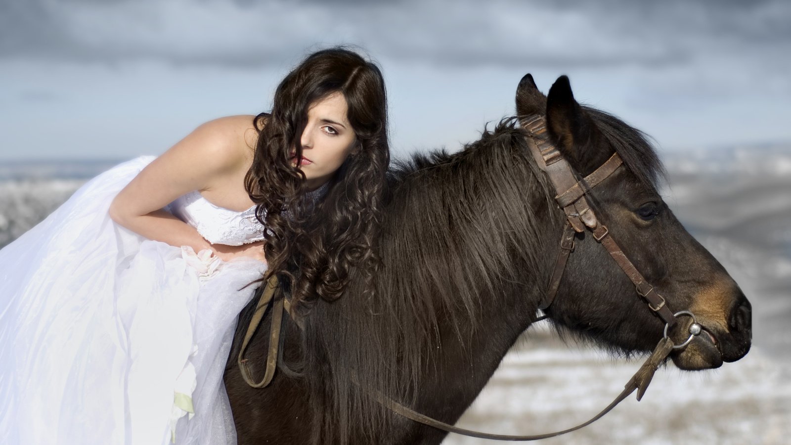 Обои лошадь, девушка, взгляд, волосы, лицо, конь, грива, локоны, невеста, the bride, horse, girl, look, hair, face, mane, curls разрешение 5400x3540 Загрузить