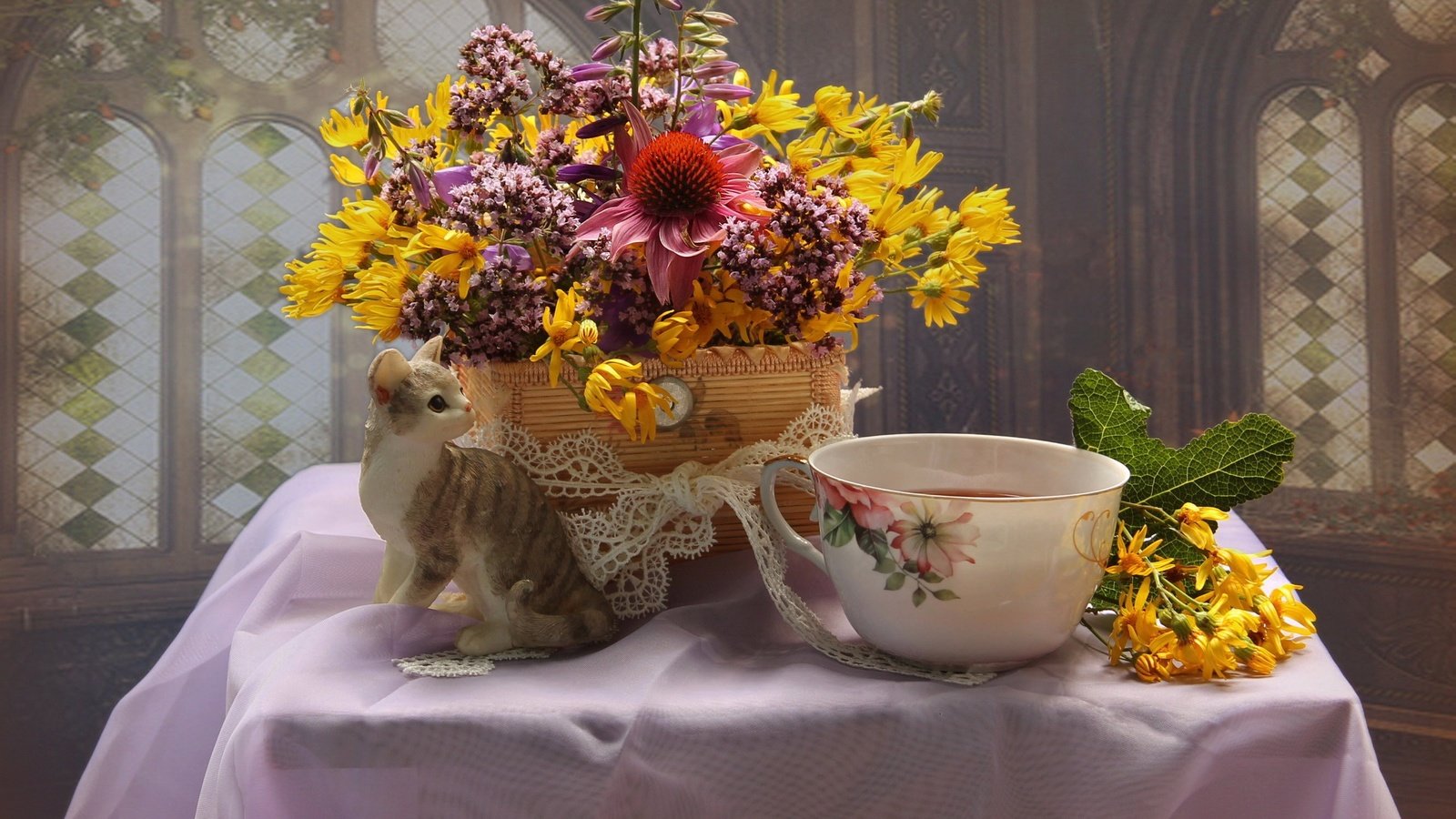 Обои цветы, композиция, кошка, статуэтка, букет, чашка, чай, посуда, салфетка, flowers, composition, cat, figurine, bouquet, cup, tea, dishes, napkin разрешение 2658x1847 Загрузить