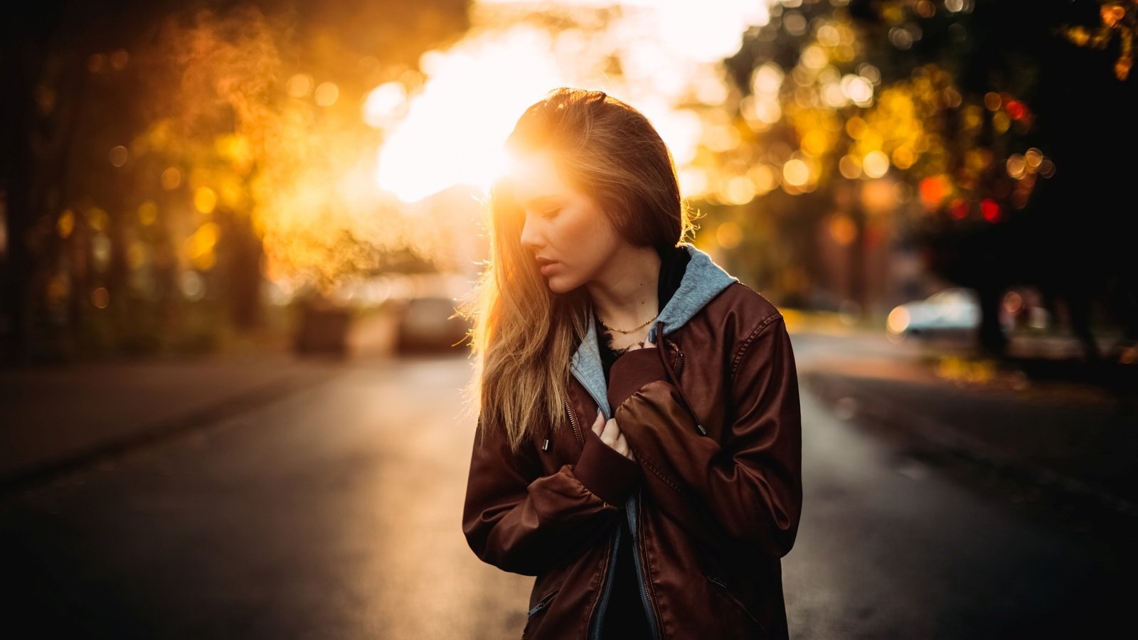 Обои дорога, девушка, взгляд, волосы, лицо, куртка, road, girl, look, hair, face, jacket разрешение 2560x1440 Загрузить