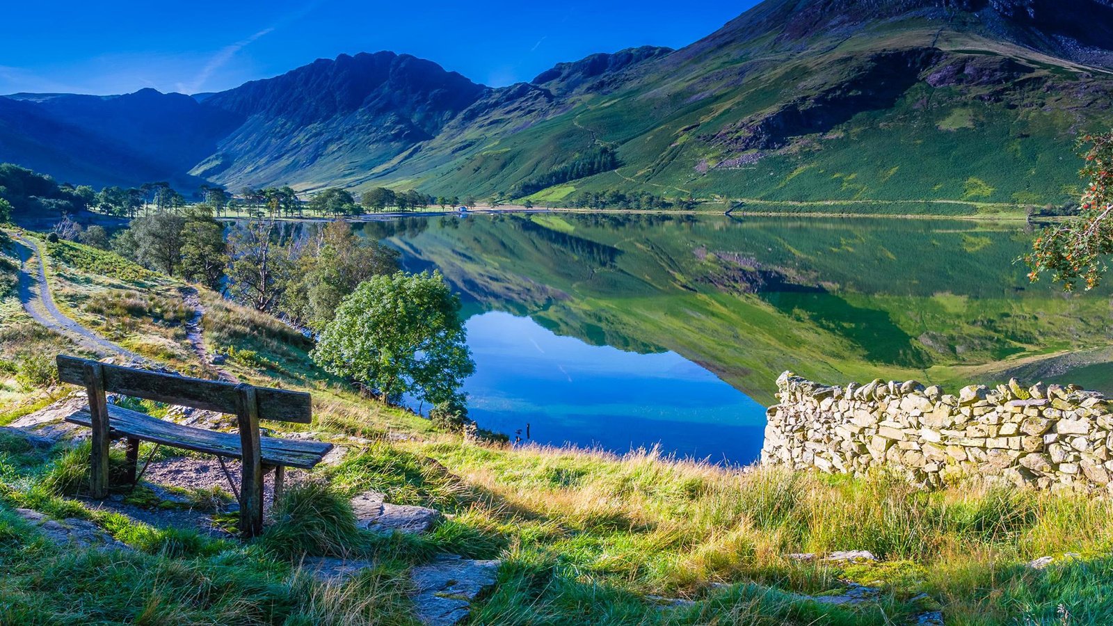 Обои небо, озеро, горы, природа, отражение, скамейка, the sky, lake, mountains, nature, reflection, bench разрешение 1920x1200 Загрузить