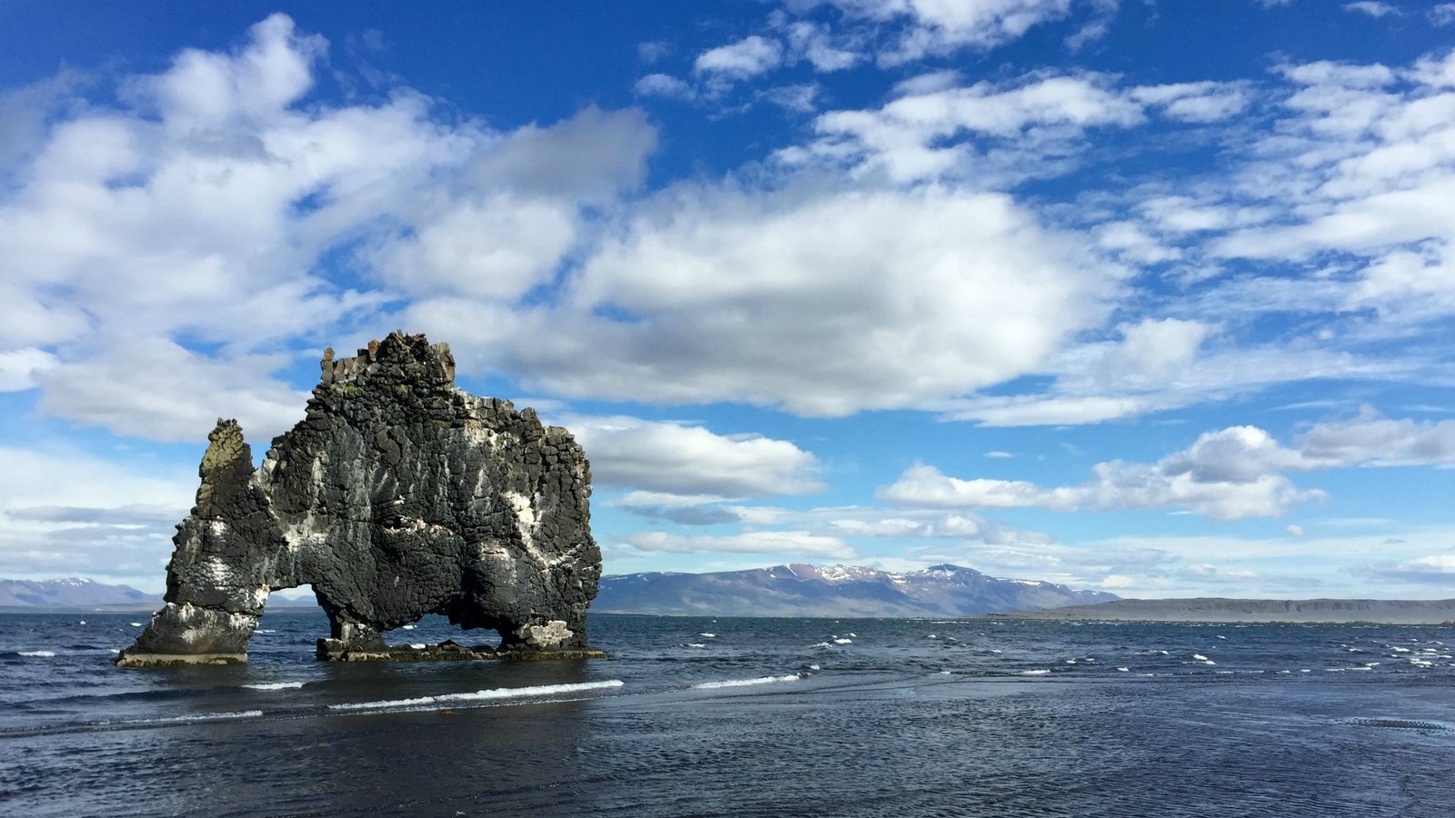 Обои небо, облака, вода, пейзаж, скала, залив, исландия, хвитсеркюр, the sky, clouds, water, landscape, rock, bay, iceland, hvitserkur разрешение 2913x1803 Загрузить