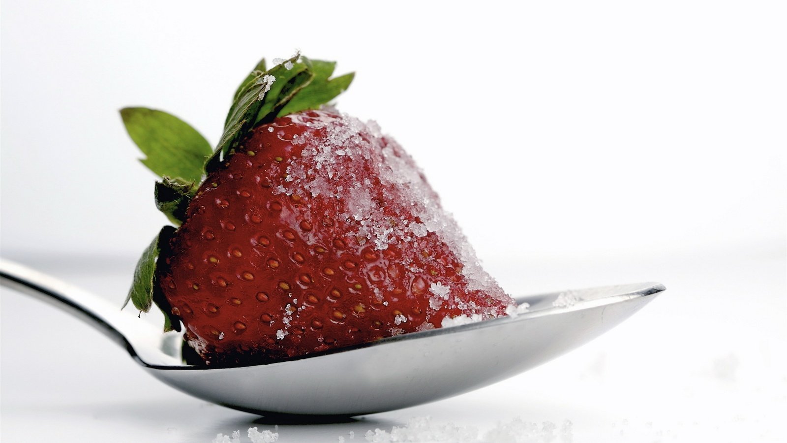 Обои ягода, клубника, ягоды, белый фон, сахар, ложка, berry, strawberry, berries, white background, sugar, spoon разрешение 2560x1600 Загрузить
