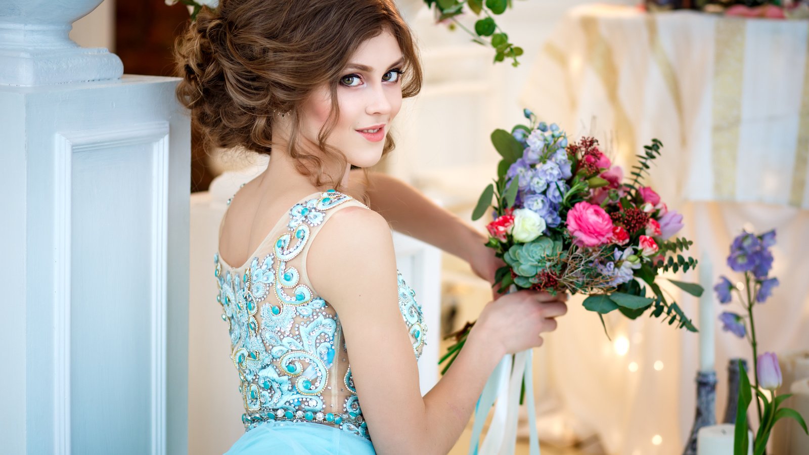 Обои девушка, улыбка, взгляд, букет, шатенка, girl, smile, look, bouquet, brown hair разрешение 5275x3517 Загрузить