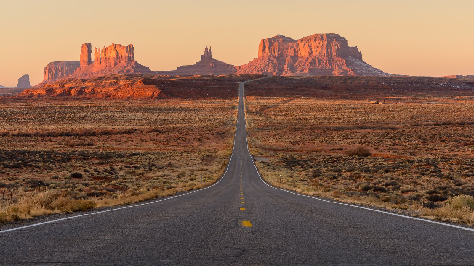 Обои дорога, горы, скалы, пустыня, сша, юта, штат юта, долина монументов, road, mountains, rocks, desert, usa, utah, monument valley разрешение 2500x1668 Загрузить