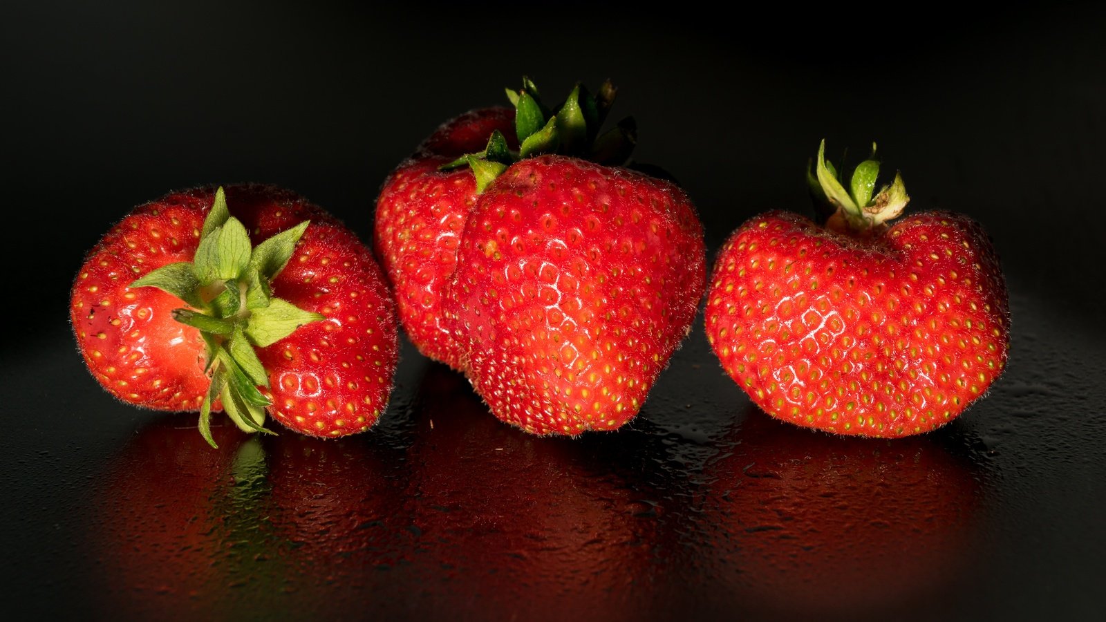 Обои фон, капли, клубника, ягоды, background, drops, strawberry, berries разрешение 3840x2208 Загрузить