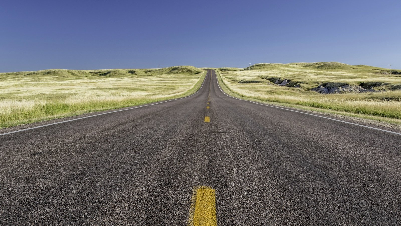 Обои небо, дорога, трава, поля, поле, the sky, road, grass, field разрешение 2048x1308 Загрузить