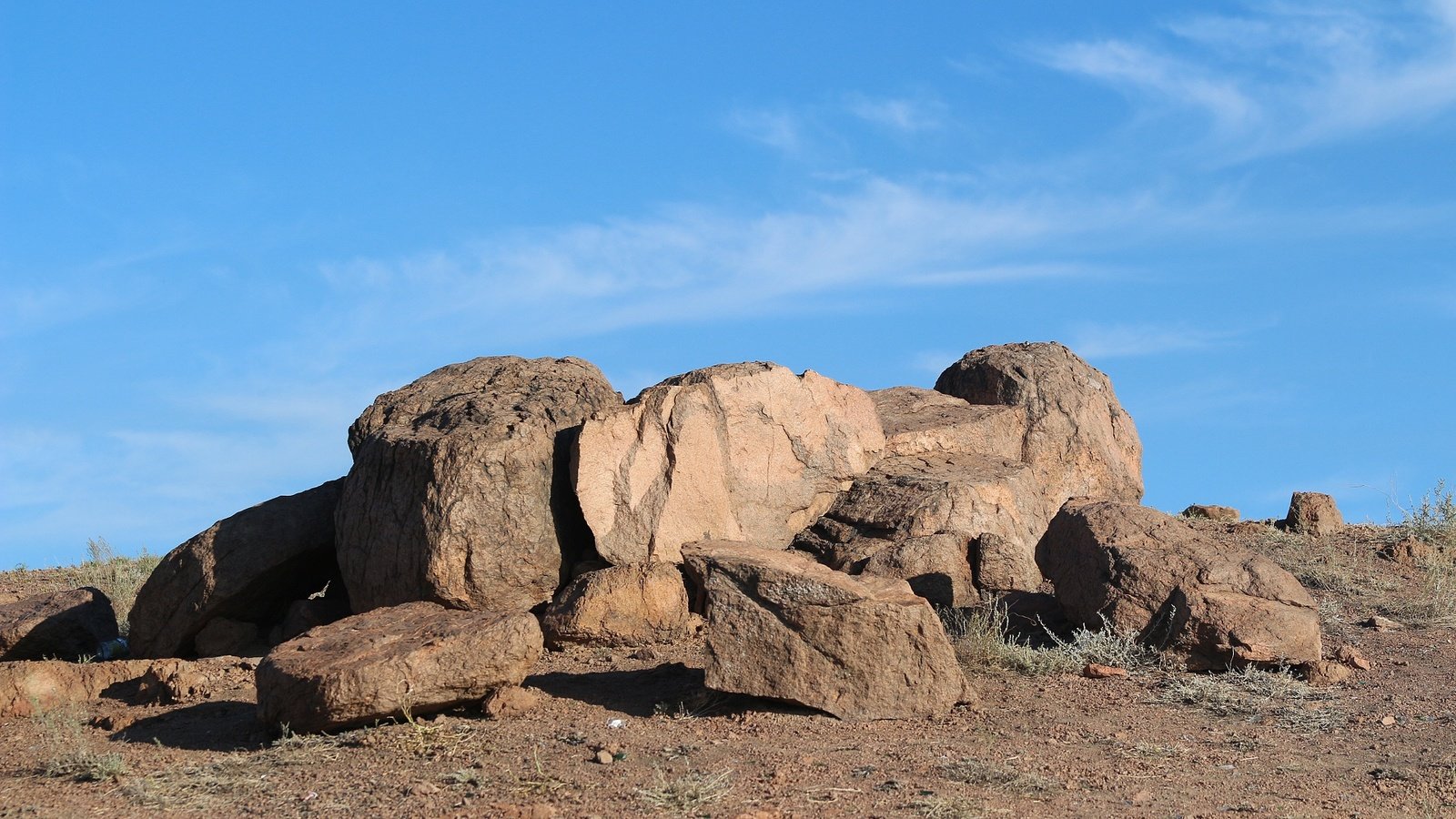 Обои небо, камни, степь, булыжники, the sky, stones, the steppe разрешение 1920x1280 Загрузить