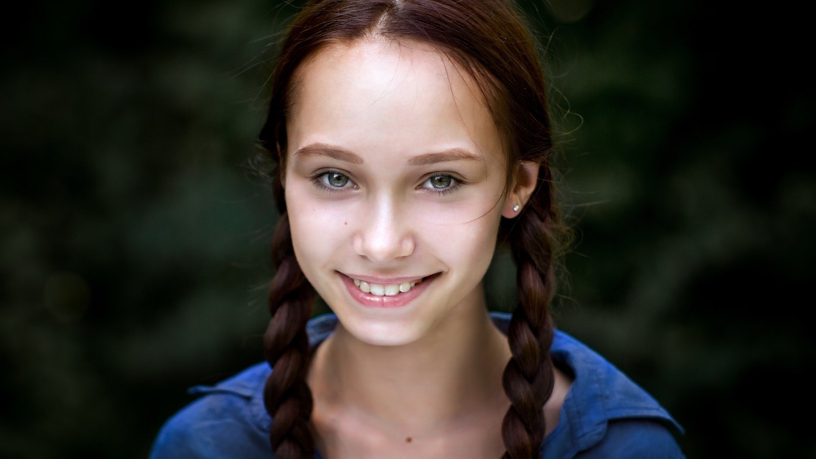 Обои улыбка, взгляд, девочка, волосы, лицо, косички, юля, smile, look, girl, hair, face, braids, julia разрешение 3872x2592 Загрузить